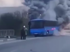 На трассе Анапа-Краснодар из горящего автобуса эвакуировали 20 пассажиров