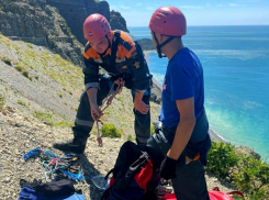 Под Анапой спасатели сняли с горы молодого мужчину