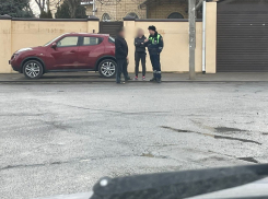 В Анапе водитель Nissan припарковался на тротуаре и был найден полицией