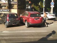 Стихийно припаркованных машин на газонах, тротуарах и обочинах в Анапе быть не должно