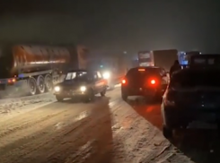 Сегодня ночью снегопад парализовал движение машин на трассе под Анапой
