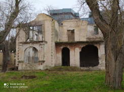 В Анапе памятник архитектуры начала ХХ века разрушается у всех на глазах