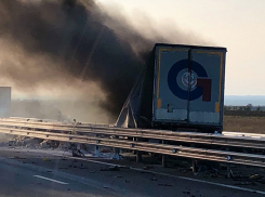 На трассе Анапа – Керчь загорелась фура