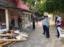 На ул. Крымской в Анапе снесли нелегальную шаурмичную