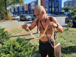 Мотоциклист спас жизнь змее в центре Анапы 