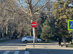 В Анапе граффити со стен домов перешли на дорожные знаки