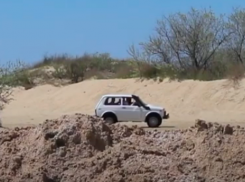 Любители активного отдыха, приехавшие в Анапу на пляж оказались в ловушке