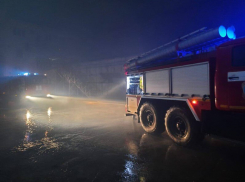 В Анапе сгорел склад на ул. Омелькова. Пожару был присвоен повышенный ранг сложности