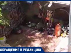 «Надо выселять товарища»: анапчане просят убрать пристанище бомжа