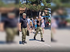 Похожий на снаряд предмет пролежал на пляже Анапы не меньше суток