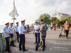 Электросамокатчиков с Набережной Анапы будут гонять и штрафовать спецгруппы