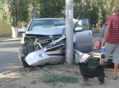 В Анапе иностранец угнал машину и разбил её, врезавшись в столб