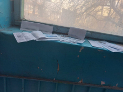 На Крымской, 83 квитанции ЖКХ разбрасывают на подоконнике, а в Гостагаевской украли мусорный бак