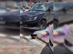 Насмерть разбился мужчина при падении с высотки на припаркованную машину в Анапе