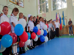 Первый звонок в Анапе: родители провожают детей в школу