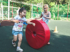 В Анапском сквере «Строитель» в полдень игровая площадка полна детьми