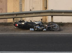 В Анапе в центре Супсеха мотоциклист «ушел» в отбойник