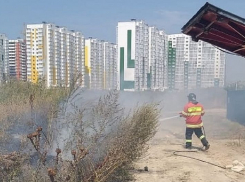 Сегодня, 6 августа, на улице Ленина в Анапе загорелась сухая трава