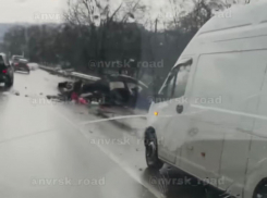 Под Анапой снова лобовое столкновение: легковой автомобиль в хлам