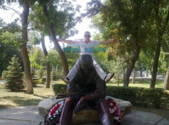 Полиция займётся мужчиной, который залез на монумент павшему воину в Анапе