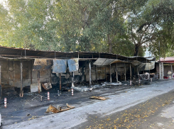 В Уральском проезде в Анапе выгорело большинство торговых павильонов – пожар попал на видео