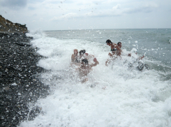 В Анапе аномальный холод, а люди купаются в море