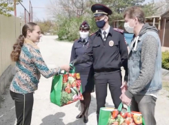 Полицейские в Анапе раздают нуждающимся продуктовые наборы