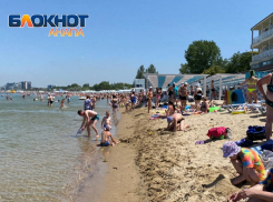 Осторожно – не наступите на людей: на пляжах Анапы тотальный аншлаг 