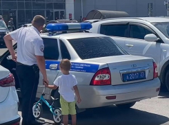 Маленький мальчик заблудился и не мог найти своих родителей на Анапском шоссе