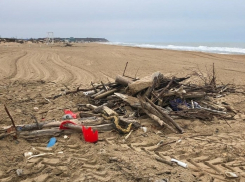 Шесть анапских рабочих вывезли с Бугазской косы 30 тонн мусора