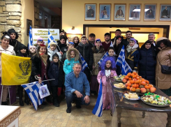 Жителей анапского села Витязево поздравили с Новым годом Понтийские греки 