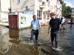 Губернатор распорядился снести в Анапе ларьки на затопленных дорогах к морю