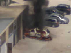 В Анапе сгорела машина, а в Цибанобалке насмерть сбили велосипедиста