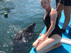 Телеведущая Лариса Вербицкая пообщалась с дельфинами в Анапе