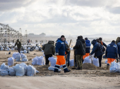 Сотни тонн мазута и нехватка респираторов – в Анапе ликвидируют последствия разлива нефтепродуктов