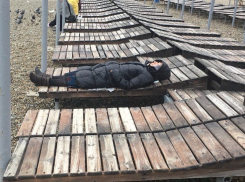 Фотофакт: любительница солнечных ванн в Анапе принимает процедуры прямо в пуховике