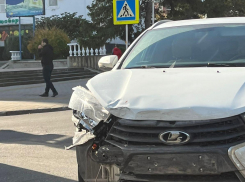 На перекрёстке в Анапе авария: столкнулись «Лада» и «Фольксваген»