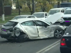 На Симферопольском шоссе в Анапе две машины в хлам, третью выкинуло на газон