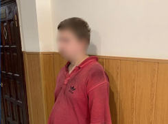 В Анапе на улице мужчина несколько раз ударил ножом в спину 12-летнюю девочку