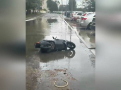 Пьяный водитель мопеда в Анапе врезался в припаркованный автомобиль 