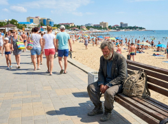 Почему летом в Анапе становится больше бездомных: сезонная «миграция» на курорт