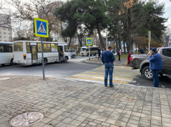 Прямо сейчас! ДТП в центре Анапы: маршрутка влетела в иномарку
