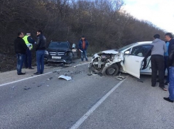 На трассе под Анапой столкнулись «Опель» и «Мерседес», есть пострадавший