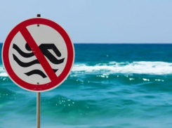 Отдыхающие в Анапе дорвались до моря и наплевали на свою безопасность