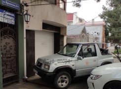 Водитель джипа припарковала машину на тротуаре и была найдена полицейскими Анапы