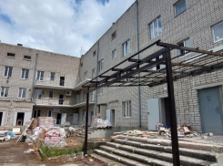 В Анапе строители приступили к монтажу фасада инфекционного корпуса детской больницы 