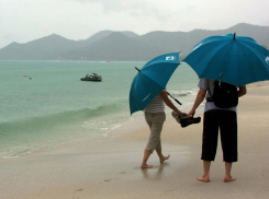 «Мы приехали, чтобы купаться на море»: отдыхающих в Анапе непогода не останавливает