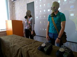 Зачем анапские студенты взяли в руки автоматы и надели противогазы?