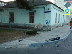 В Анапе микроавтобус врезался в жилой дом, пострадали трое взрослых и ребёнок