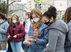 В Анапе горожанам и гостям города раздали более 500 кусков «блокадного хлеба»